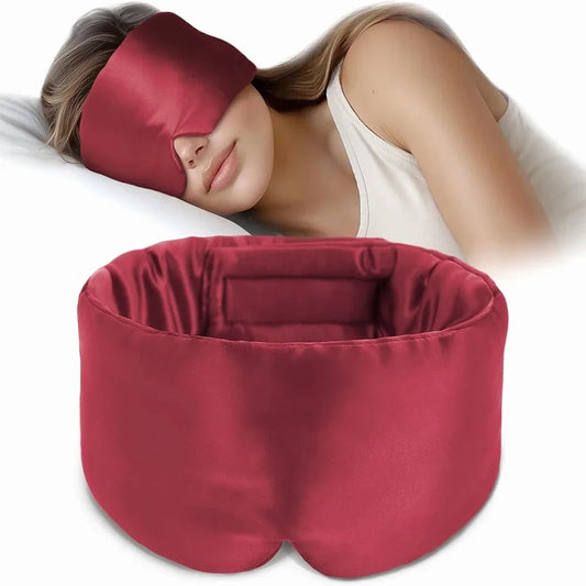 Mascherina per dormire in seta Retta colore rosso bordeaux, indossata