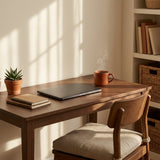 Scrivania in legno ordinata con luce pomeridiana calda e cuscino sulla sedia — scena Ufficio e Smart Working